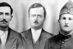 Από αριστερά τα τρία αδέλφια Παναγιώτης, Κωνσταντίνος και Κυριάκος Καμπάκος από το Δούλι.