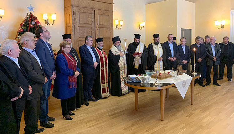 ο περιφερειάρχης Κρήτης Σταύρος Αρναουτάκης κατά την τελετή κοπής της βασιλόπιτας της Περιφερειακής Ενότητας Ρεθύμνου