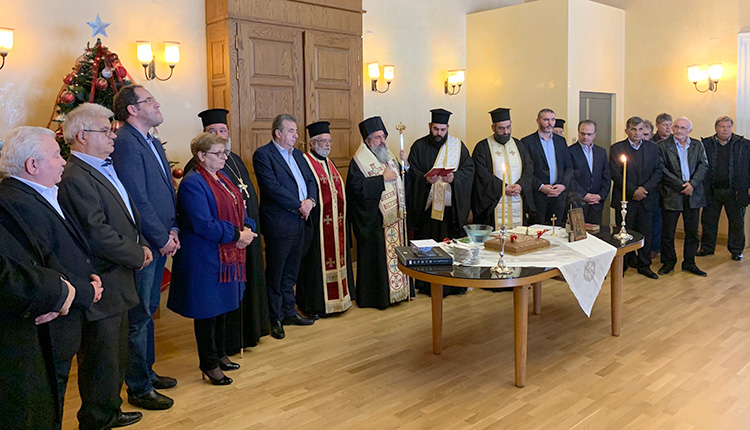 ο περιφερειάρχης Κρήτης Σταύρος Αρναουτάκης κατά την τελετή κοπής της βασιλόπιτας της Περιφερειακής Ενότητας Ρεθύμνου