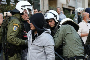 συλληφθέντες της διπλής επιχείρησης της Αστυνομίας στις καταλήψεις της οδού Ματρόζου και Παναιτωλίου στο Κουκάκι.