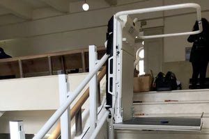 εγκατάσταση μηχανισμού ειδικής καρέκλας για τη μεταφορά ατόμων με ειδικές ανάγκες από το ισόγειο στον πρώτο όροφο του Δικαστικού Μεγάρου Ηρακλείου