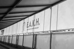 Έκλεισε το κενό στις κερκίδες του κολυμβητηρίου του «Λίντο» με τεντόπανο η διοίκηση του ΕΑΚΗ.