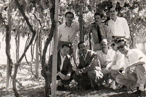 Η φωτογραφία της ημέρας: Μία παρέα Αρχανιωτών σε κρεβατίνα το 1955.