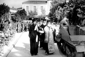 Η φωτογραφία της ημέρας: Ο μητροπολίτης ευλογεί Βρετανούς στρατιώτες σε Bren Carrier στα Χανιά.