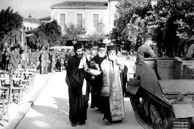 Η φωτογραφία της ημέρας: Ο μητροπολίτης ευλογεί Βρετανούς στρατιώτες σε Bren Carrier στα Χανιά.