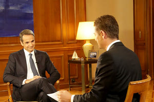 ο πρωθυπουργός Κυριάκος Μητσοτάκης στο κεντρικό δελτίο ειδήσεων του Alpha και τον Αντώνη Σρόιτερ