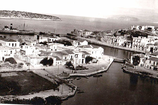 Η φωτογραφία της ημέρας: Ο Άγιος Νικόλαος το 1956
