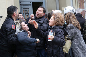 H οργή συγγενών και φίλων του αδικοχαμένου 79χρονου Κώστα Χατζάκη, ο οποίος έχασε τη ζωή του από τον 51χρονο γυμναστή στις Μοίρες