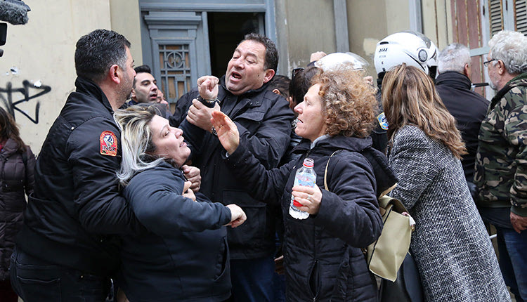 H οργή συγγενών και φίλων του αδικοχαμένου 79χρονου Κώστα Χατζάκη, ο οποίος έχασε τη ζωή του από τον 51χρονο γυμναστή στις Μοίρες