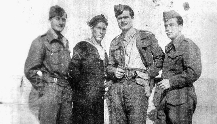 Ο Κίμωνας Γεωργίου Ζωγραφάκης, δεύτερος από δεξιά στη Μέση Ανατολή με συναγωνιστές του.
