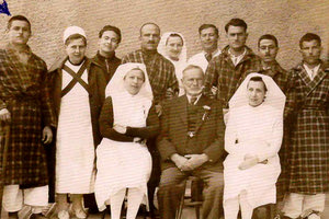 Τραυματίες του 43ου Συντάγματος Ηρακλείου και προσωπικό του Νοσοκομείου Πεντελικόν των Αθηνών.