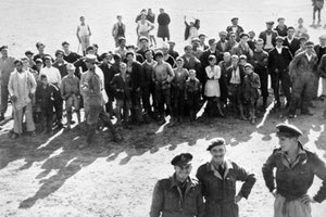 Η φωτογραφία της ημέρας: Κρήτη 24 Νοεμβρίου 1944. Κρητικοί πολίτες και τα μέλη ενός βρετανικού βομβαρδιστικού Baltimore