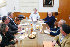 προγραμματικές συμβάσεις που συνυπέγραψαν χθες ο περιφερειάρχης Κρήτης, Σταύρος Αρναουτάκης, και οι πρυτάνεις του Πανεπιστημίου Κρήτης, Παναγιώτης Τσακαλίδης, και του ΕΛ.ΜΕ. ΠΑ., Νίκος Κατσαράκης.