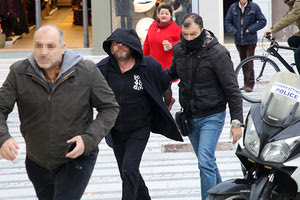 μεταφορά στο Δικαστικό Μέγαρο του 51χρονου δράστη της δολοφονίας στις Μοίρες