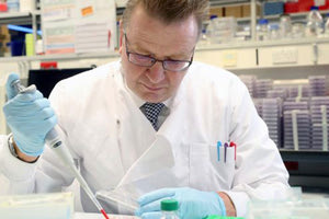 Ο καθηγητής 'Αντριου Σιούελ που ανακάλυψε το νέο είδος ανοσοποιητικού κυττάρου που εξοντώνει σχεδόν όλα τα καρκινικά κύτταρα