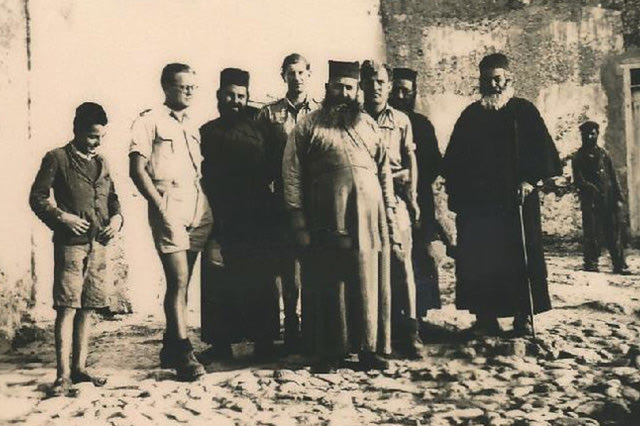 Η φωτογραφία της ημέρας: Γερμανοί αξιωματικοί και μοναχοί στη Μονή Τοπλού το 1942