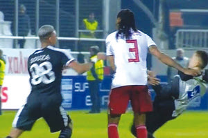 Ο Σεμέδο σπρώχνει το ball boy και στη συνέχεια θα αποβληθεί