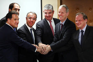 Περίσσεψαν τα χαμόγελα στην υπογραφή της σύμβασης για το νέο διεθνές αεροδρόμιο στο Καστέλλι.