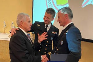 Παρουσία της πολιτικής και στρατιωτικής ηγεσίας του του Υπουργείου Ναυτιλίας βραβεύτηκε ο κυβερνήτης του σκάφους ΠΛΣ 119 του Κεντρικού Λιμεναρχείου Ηρακλείου, Υποπλοίαρχος Γ. Μαριετάκης