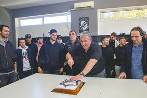 ο Μιχάλης Μπούσης στην κοπή της πίτας του ΟΦΗ