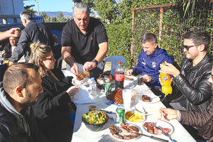 Ο Μιχάλης Μπούσης ανέλαβε εξ΄ ολοκλήρου και την… κουζίνα κατά το μπάρμπεκιου στο Βαρδιγνογιάννειο