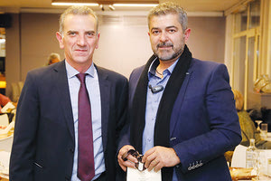 Ο κ. Λεκάκης με τον τυχερό κ. Τραχαλάκη