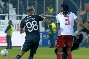 ο Σεμέδο που λάκτισε, σβέρκωσε και πέταξε το ball boy στο χορτάρι