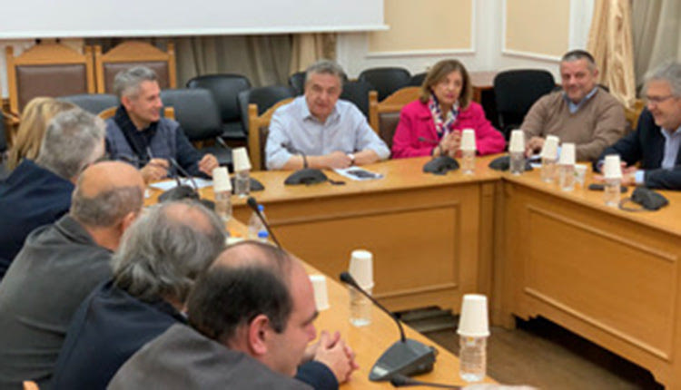 Χθες έγιναν στην Περιφέρεια οι ανακοινώσεις για τα εγγειοβελτιωτικά έργα των ΤΟΕΒ της Κρήτης ύψους 13,7 εκατ. ευρώ τα οποία, όπως ανακοινώθηκε χθες, ότι εντάχθηκαν στο ΠΕΠ Κρήτης.