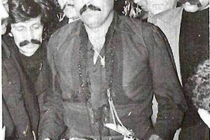 Η φωτογραφία της ημέρας: από την κηδεία του θρυλικού Νίκου Ξυλούρη