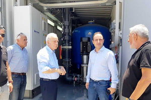 Ο δήμαρχος Ηρακλείου Β. Λαμπρινός και πίσω του ο πρόεδρος της ΔΕΥΑΗ Γ. Βουρεξάκης