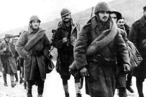 Πορεία οπλιτών της 5ης Μεραρχίας στα Αλβανικά βουνά