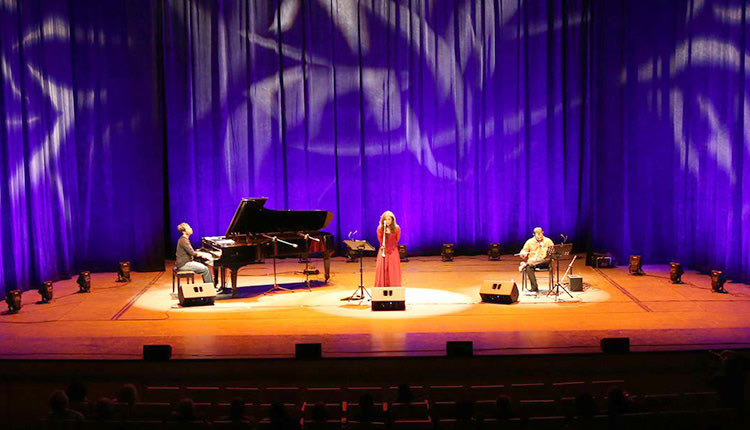 Tο άνοιγμα του “Jazz in Progress – Heraklion Jazz Festival 2020” με την Σαββίνα Γιαννάτου, τον Σπύρο Μάνεση και Λευτέρη Ανδριώτη