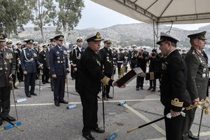 ο παραδίδων αρχηγός Στόλου και νέος αρχηγός ΓΕΝ, αντιναύαρχος Στυλιανός Πετράκης, όσο και ο νέος αρχηγός Στόλου, ο Κρητικός αντιναύαρχος Παναγιώτης Λυμπέρης