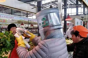 Φορούν ό,τι βρουν για να προστατευθούν από τον κοροναϊό οι Κινέζοι