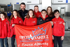 Η ομάδα των Πρωταθλητών με τον προπονητή τους στους Χειμερινούς Αγώνες