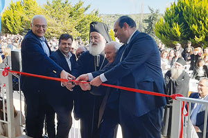 Την κορδέλα στο ιστορικό σχολείο Μελεσσών έκοψαν οι κ.κ. Μπαριτάκης, Συριγωνάκης, Κοκοσάλης και ο μητροπολίτης κ. Ανδρέας