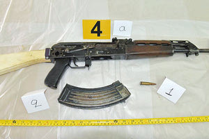 Μεταξύ των κατασχεθέντων του «τοξοβόλου» του Συντάγματος ήταν και ένα καλάσνικοφ