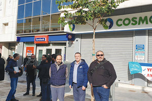 Τη συμπαράστασή της στην πολυήμερη απεργιακή κινητοποίηση των εργαζόμενων του ΟΤΕ εκφράζει η Διοίκηση του Εργατικού Κέντρου Ηρακλείου. Το ΕΚΗ κάνει λόγο για ένα δίκαιο αίτημα της υπογραφής της Συλλογικής Σύμβασης Εργασίας και την ανάκληση των απολύσεων των οχτώ εργαζομένων στον τομέα της φύλαξης. «Παράλληλα, συγχαίρει τους συναδέλφους του Οργανισμού και των θυγατρικών του, που παρά τον αγώνα τους, άδραξαν την ευκαιρία να δείξουν την κοινωνική του αλληλεγγύη δίνοντας αίμα σε κινητή μονάδα αιμοδοσίας της Περιφέρειας Κρήτης, που βρισκόταν στην πλατεία Ελευθερίας και δίπλα στο σημείο περιφρούρησης της απεργιακής τους κινητοποίησης. Καλούμε για άλλη μια φορά τον όμιλο του ΟΤΕ να αντεπεξέλθει στις υποχρεώσεις του, επιδεικνύοντας την εταιρική κοινωνική ευθύνη και να σεβαστεί τους εργαζόμενους που όλα αυτά τα χρόνια στηρίζουν την εταιρεία, υπογράφοντας άμε-σα την ΣΣΕ και ανακαλώντας τις απολύσεις. Κανένας δεν μπορεί να παίζει με την αξιοπρέπεια των εργαζομένων», τονίζει το ΕΚΗ.