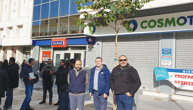 Τη συμπαράστασή της στην πολυήμερη απεργιακή κινητοποίηση των εργαζόμενων του ΟΤΕ εκφράζει η Διοίκηση του Εργατικού Κέντρου Ηρακλείου. Το ΕΚΗ κάνει λόγο για ένα δίκαιο αίτημα της υπογραφής της Συλλογικής Σύμβασης Εργασίας και την ανάκληση των απολύσεων των οχτώ εργαζομένων στον τομέα της φύλαξης. «Παράλληλα, συγχαίρει τους συναδέλφους του Οργανισμού και των θυγατρικών του, που παρά τον αγώνα τους, άδραξαν την ευκαιρία να δείξουν την κοινωνική του αλληλεγγύη δίνοντας αίμα σε κινητή μονάδα αιμοδοσίας της Περιφέρειας Κρήτης, που βρισκόταν στην πλατεία Ελευθερίας και δίπλα στο σημείο περιφρούρησης της απεργιακής τους κινητοποίησης. Καλούμε για άλλη μια φορά τον όμιλο του ΟΤΕ να αντεπεξέλθει στις υποχρεώσεις του, επιδεικνύοντας την εταιρική κοινωνική ευθύνη και να σεβαστεί τους εργαζόμενους που όλα αυτά τα χρόνια στηρίζουν την εταιρεία, υπογράφοντας άμε-σα την ΣΣΕ και ανακαλώντας τις απολύσεις. Κανένας δεν μπορεί να παίζει με την αξιοπρέπεια των εργαζομένων», τονίζει το ΕΚΗ.