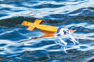 ΑΓΙΑΣΜΟΣ ΥΔΑΤΩΝ ΚΑΙ ΠΛΗΘΟΣ ΕΚΔΗΛΩΣΕΩΝ ΤΑ ΘΕΟΦΑΝΙΑ: Για τους τολμηρούς βουτηχτές  τα παγωμένα νερά ανήμερα των Φώτων