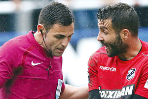 Ο διαιτητής Κομίνης