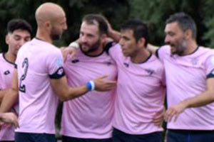 Οι παίκτες της Δαμάστας συγχαίρουν τον Καστελιανάκη για το γκολ που πέτυχε στον Ζαρό