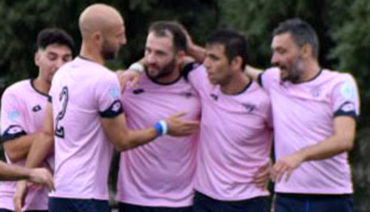 Οι παίκτες της Δαμάστας συγχαίρουν τον Καστελιανάκη για το γκολ που πέτυχε στον Ζαρό
