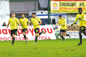 Οι παίκτες του Εργοτέλη πανηγυρίζουν το γκολ του Ροβίθη με το οποίο ο Εργοτέλης πήρε την νίκη στη Δράμα