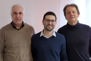 Ο διδάκτορας του Τμήματος Ιατρικής του Πανεπιστημίου Κρήτης, κ. Ιωάννης-Αλέξανδρος Γαμπιεράκης με τους καθηγητές Ιωάννη Χαραλαμπόπουλο και Αχιλλέα Γραβάνη