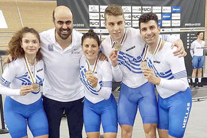 Ο κ. Βαρβεράκης με τις Καλατζή, Μηλάκη και τους Σανδαλάκη, Μπρέτα που κατέκτησαν το χάλκινο στο παγκόσμιο