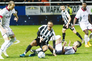 Η στιγμή του σοβαρού τραυματισμού του Φερέιρα στο ματς με τη Λάρισα