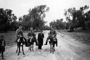 Η φωτογραφία της ημέρας: Αξιωματικοί των γερμανικών δυνάμεων σε γαϊδουράκια