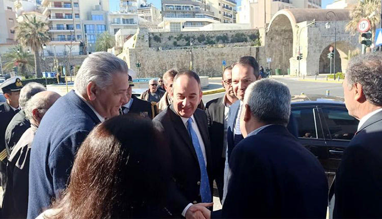ο υπουργός Ναυτιλίας και Νησιωτικής Πολιτικής Γιάννης Πλακιωτάκη στο πλαίσιο επίσκεψης του στα γραφεία του Οργανισμού Λιμένος Ηρακλείου