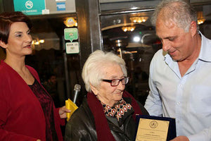 Ο κ. Παπαγγελής βραβεύει την κ. Σκαλοχωρίτη